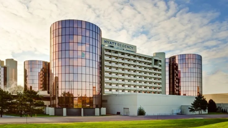 A view of the Hyatt Regency O'Hare during the early summer.